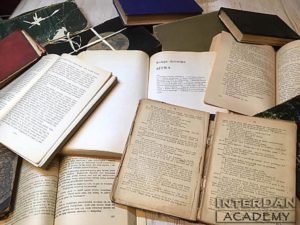 Kilka starych książek rozłożonych na stole